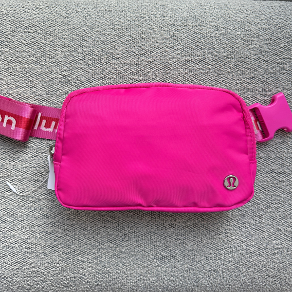 Lululemon Everywhere Wordmark Crossbody Belt Bag 1L - Sonic Pink