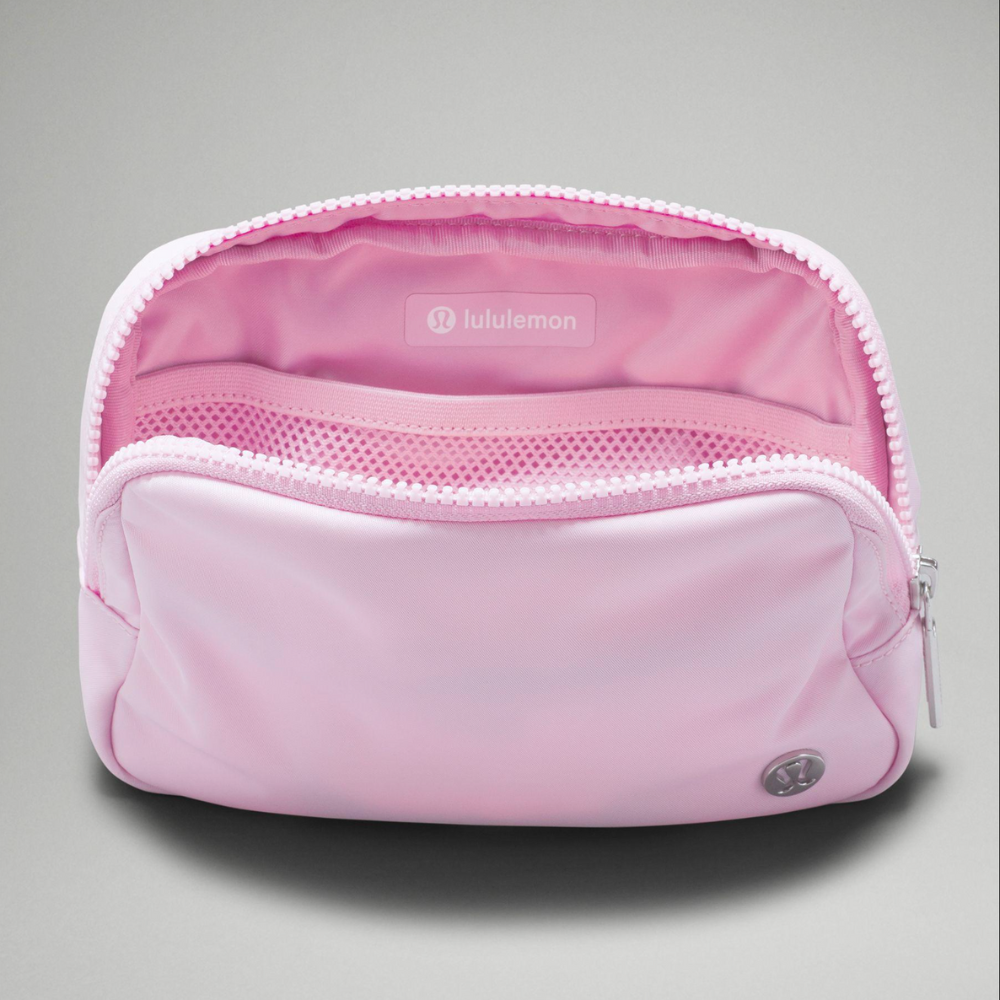 lululemon Everywhere Wordmark Crossbody Belt Bag 1L - Pink/White lululemon Everywhere Wordmark Crossbody Belt Bag 1L - Pink/White