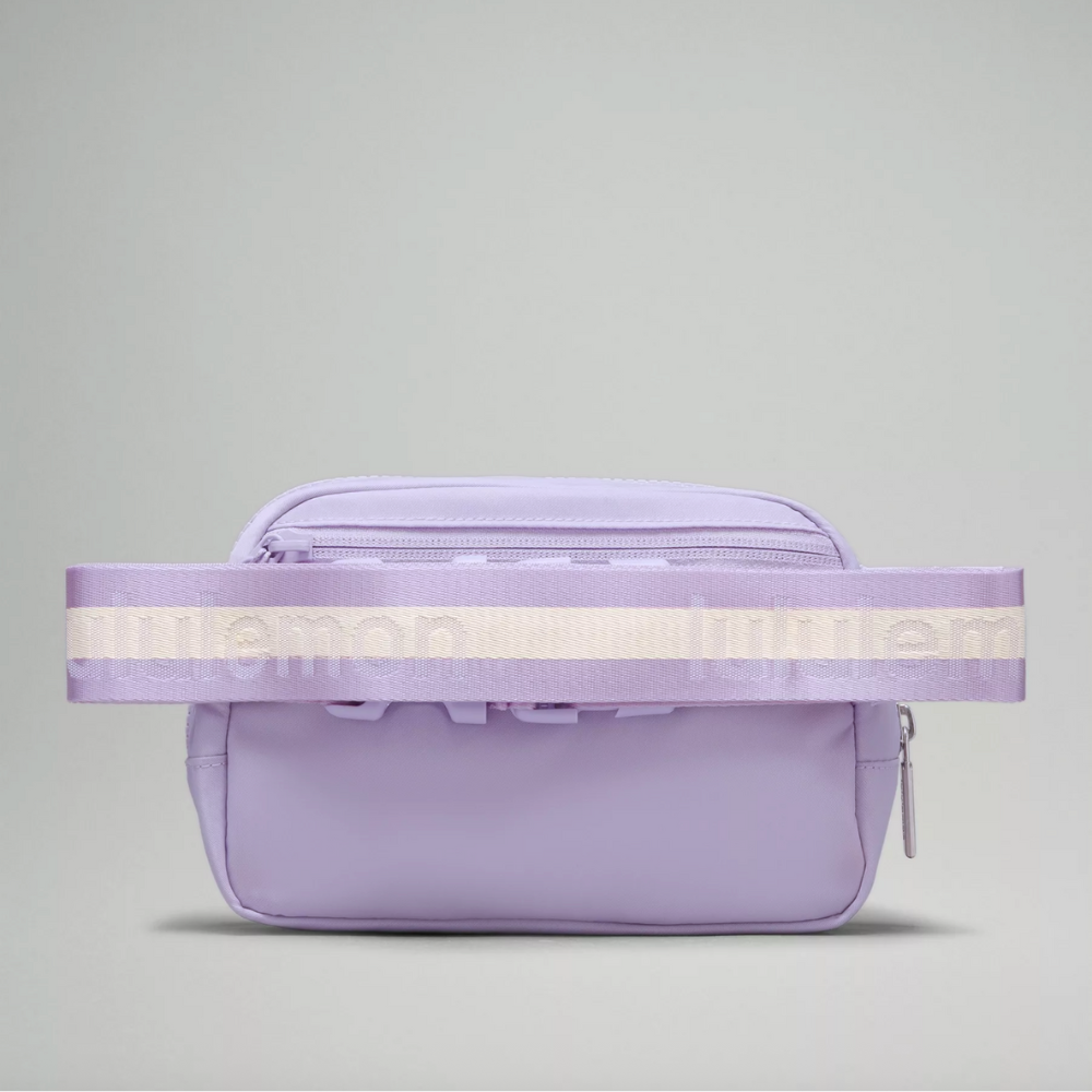 Lululemon Everywhere Wordmark Crossbody Belt Bag 1L - Lilac Purple Lululemon Everywhere Wordmark Crossbody Belt Bag 1L - Lilac Purple
